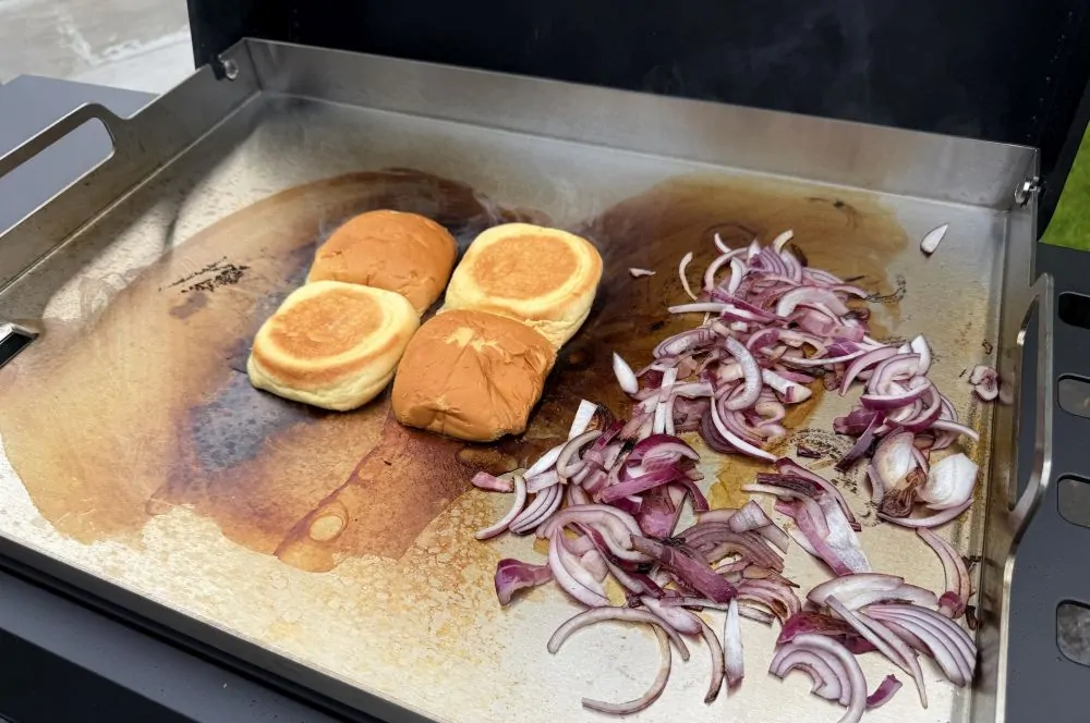 Zwiebeln werden geschmort und Buns angeröstet