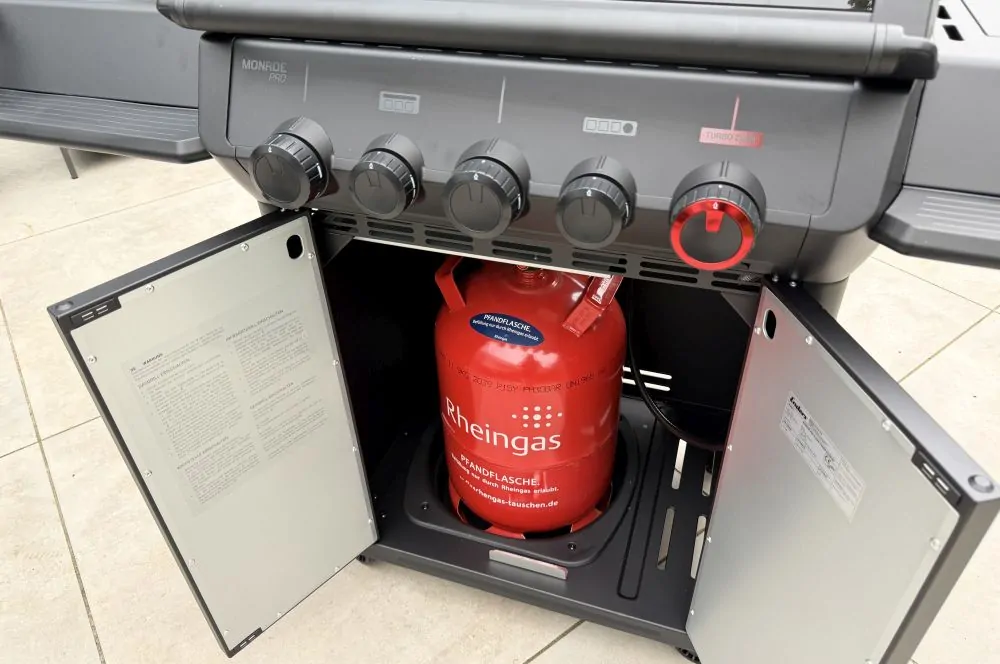 Die 11 kg Gasflasche passt problemlos in den Unterschrank