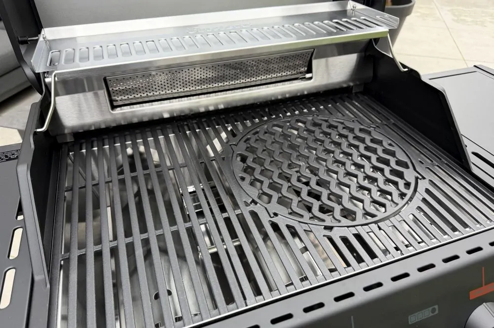 Die Shadow-Variante ist mit SWITCH GRID Gussrost inklusive Sear Grate ausgestattet