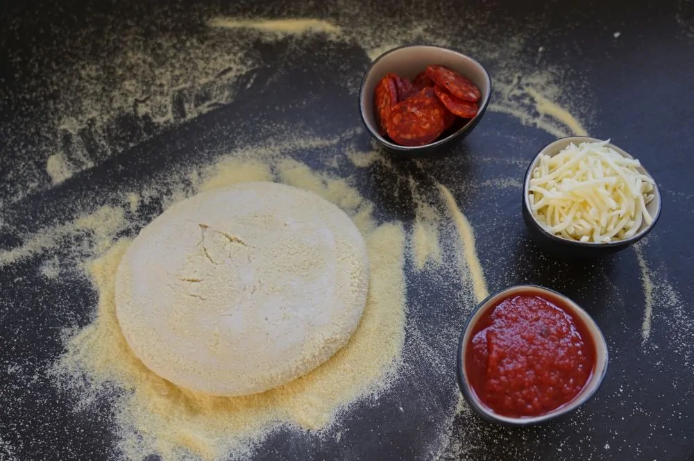 Alle Zutaten für die Pizza Peperoni auf einen Blick