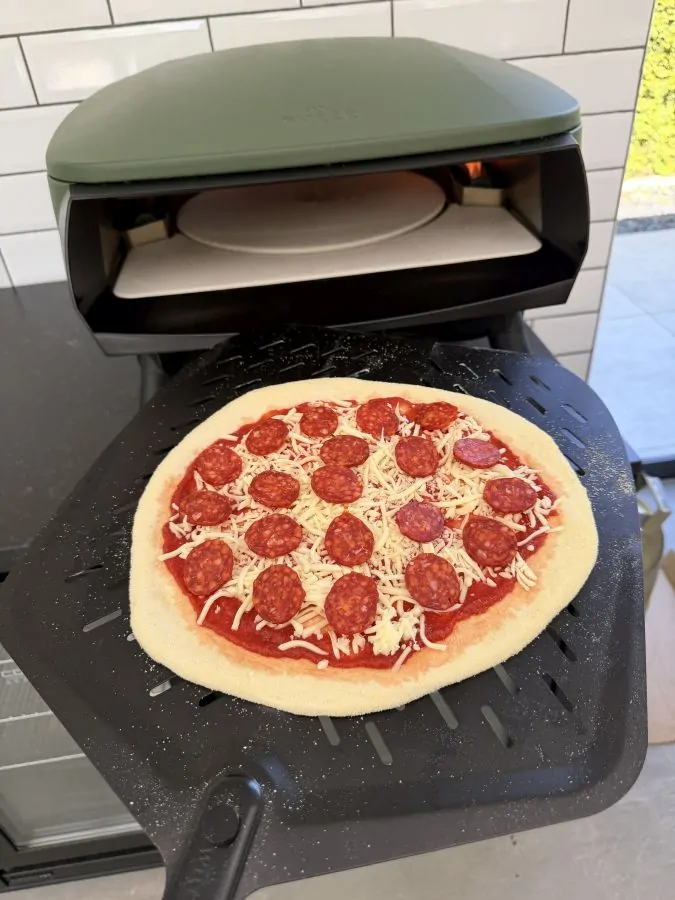Die Peperoni-Pizza ist bereit für den Pizzaofen