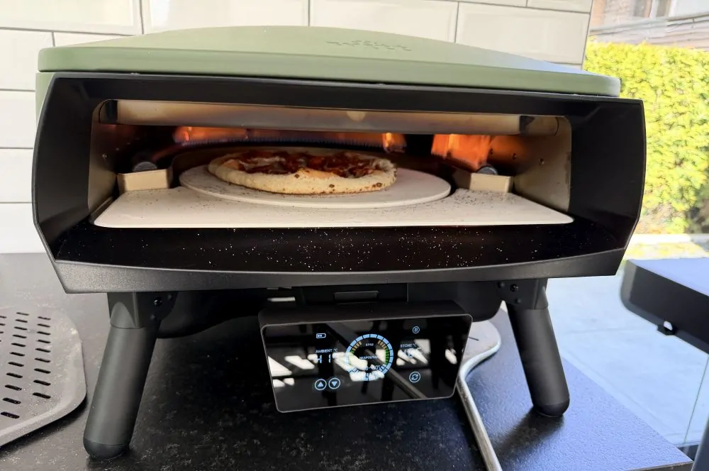 Die Peperoni-Pizza wird im Witt Etna Rotante Control 13" Pizzaofen gebacken
