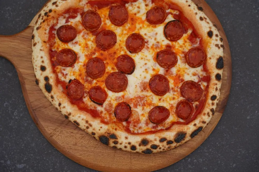 Die fertige Pizza Peperoni