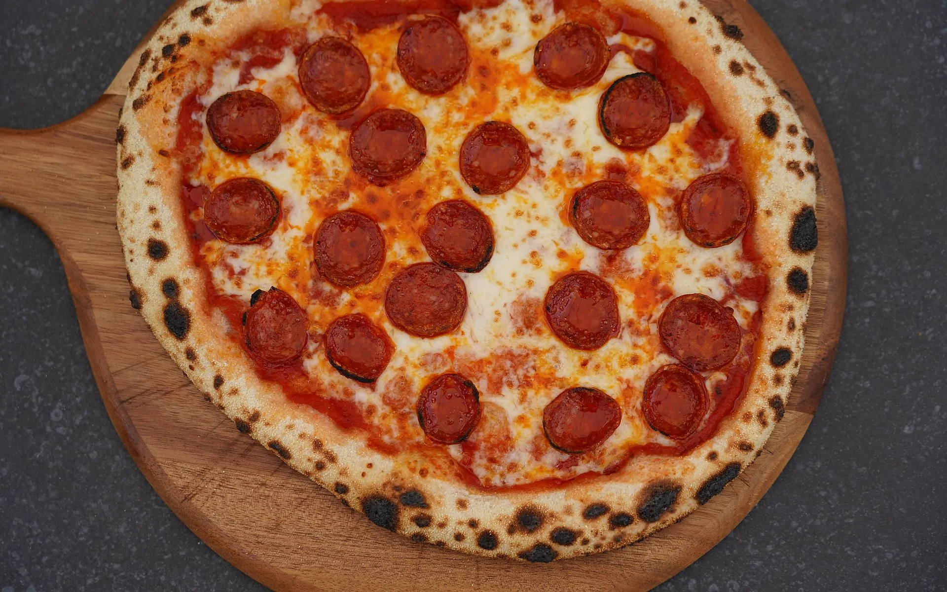 Pizza Peperoni - Rezept für die Pizza mit pikanter Salami