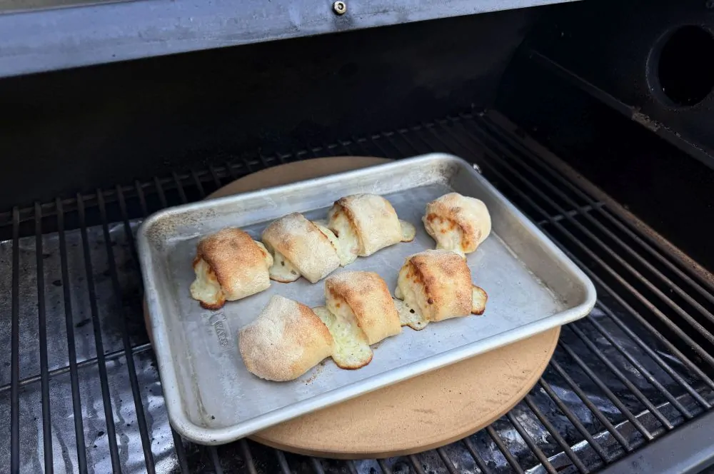 Die Pizzabrötchen werden bei 310 °C im Moesta-BBQ Sheriff Pelletgrill gebacken