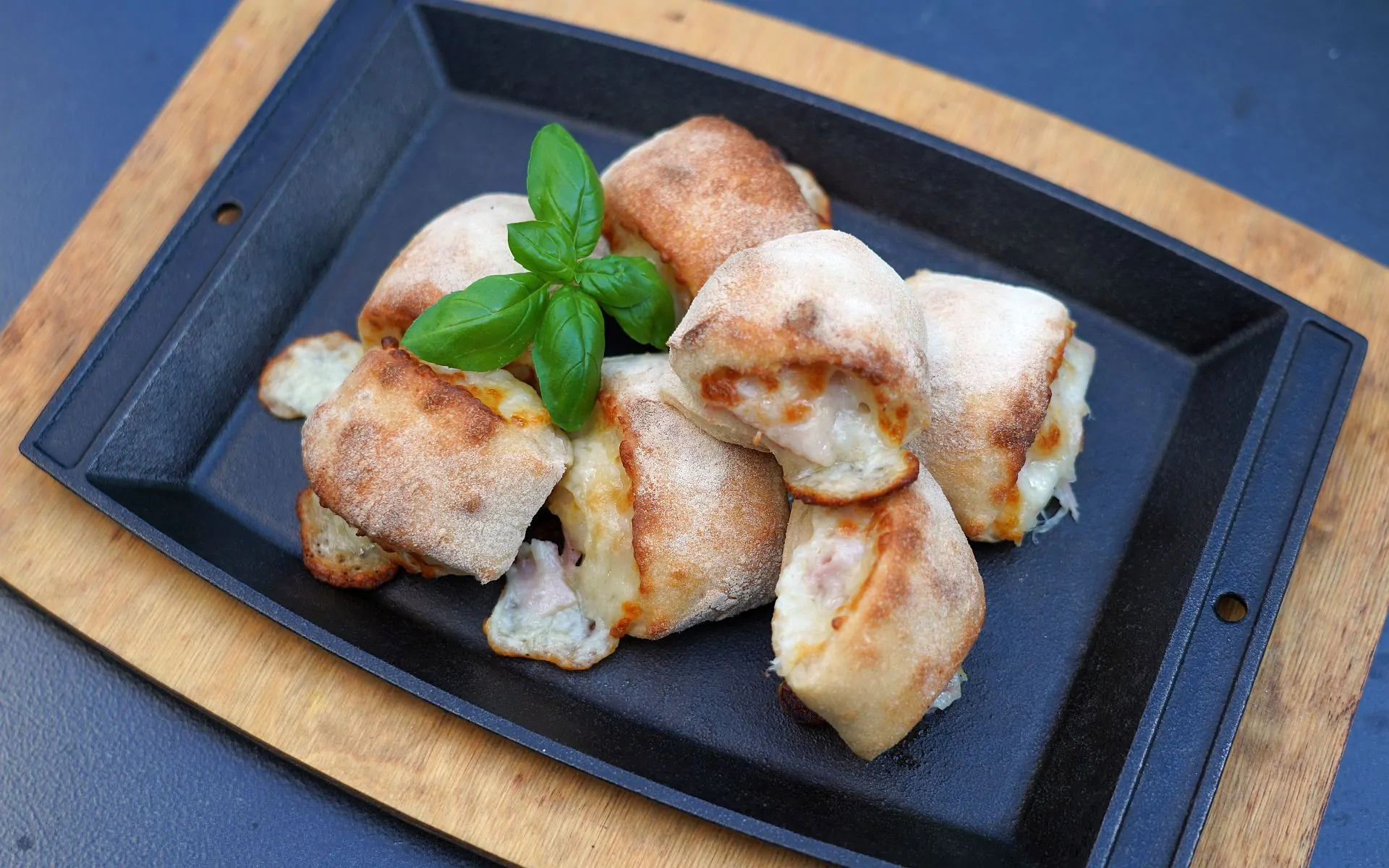 Pizzabrötchen mit Schinken & Käse - knusprig & herzhaft