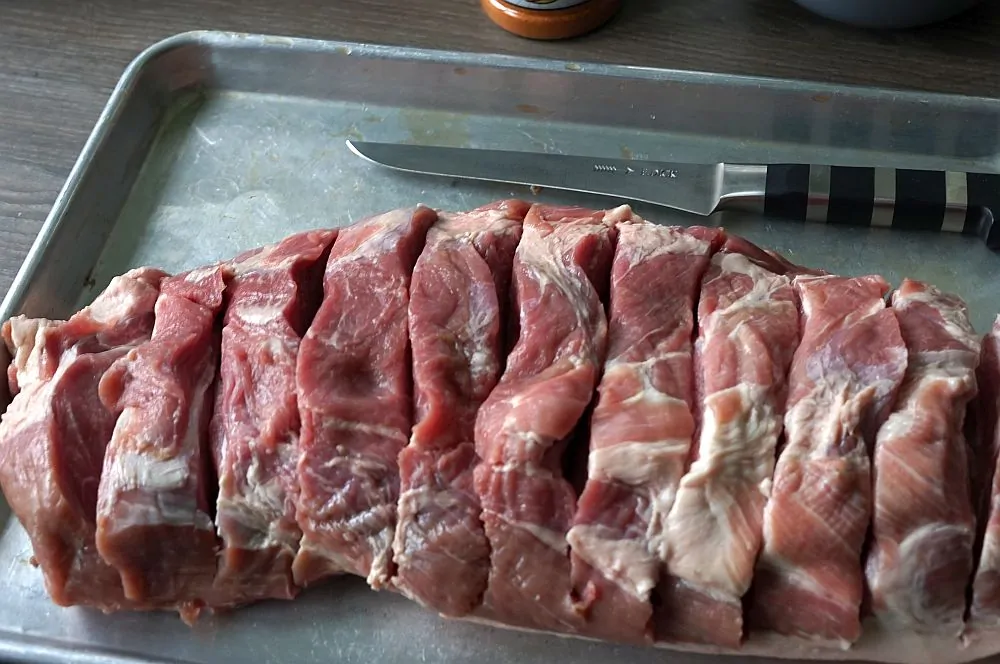 Räuberbraten mit Zwiebeln 1 Der Braten wird aufgeschnitten
