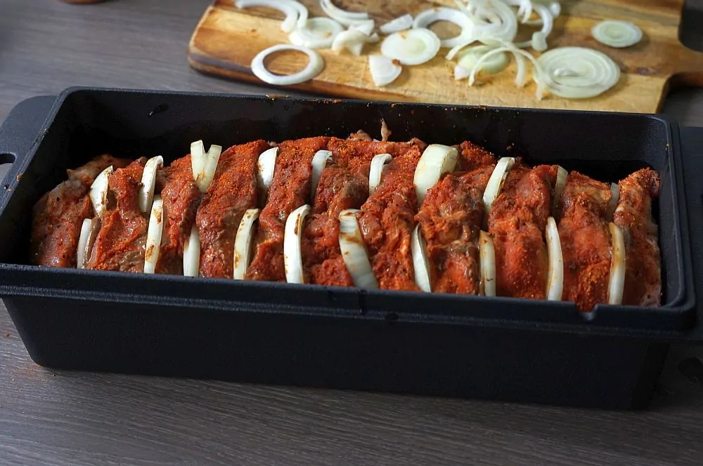 Räuberbraten mit Zwiebeln 2 Der Räuberbraten wird gewürzt und mit Zwiebeln gefüllt