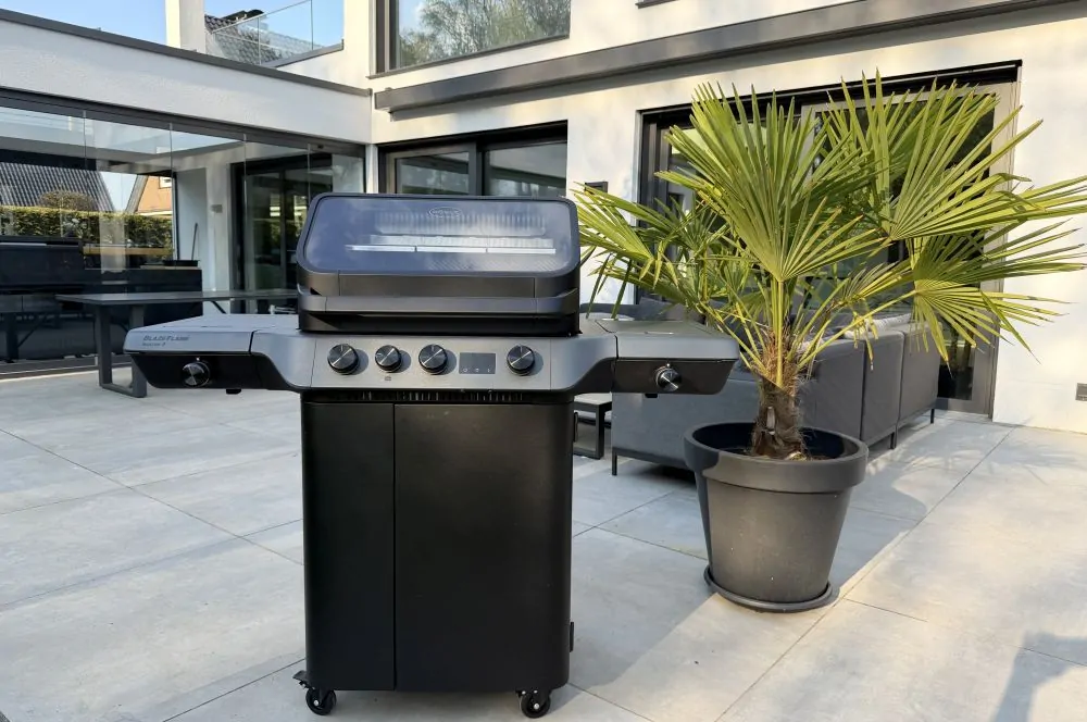 Der Rösle BLAZEFLAME MASTER 3 Gasgrill ist ein echter Blickfang auf jeder Terrasse
