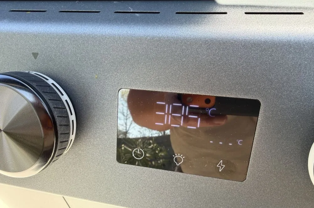 Das digitale LED-Display zeigt nicht nur die Temperatur an