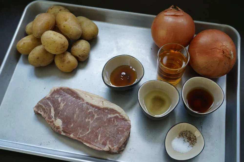 Alle Zutaten für das Rumpsteak mit Whiskyzwiebeln und Röstkartoffeln auf einen Blick