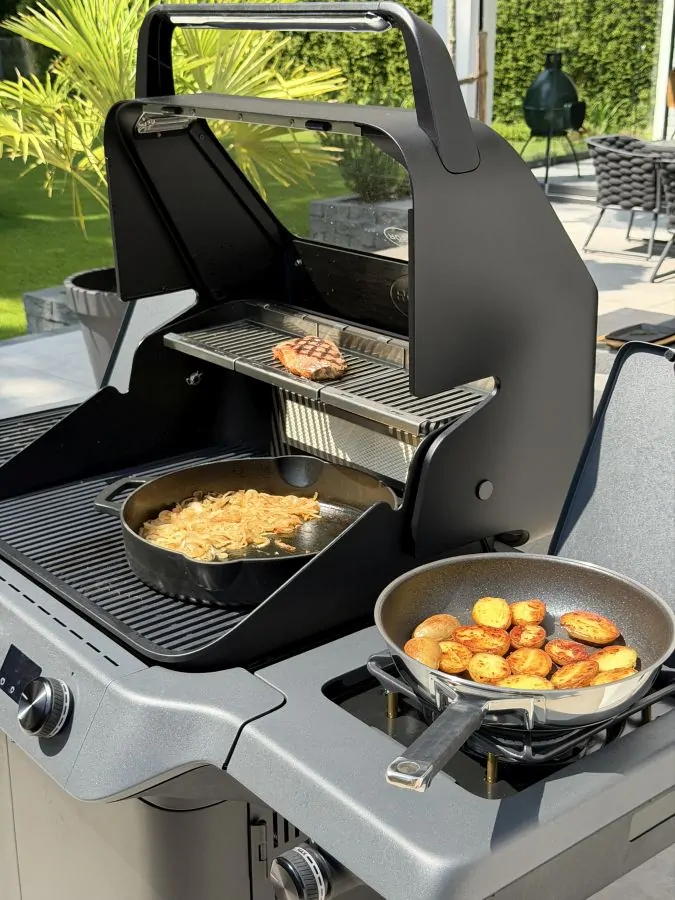 Das Steak wird auf dem Warmhalterost gar gezogen