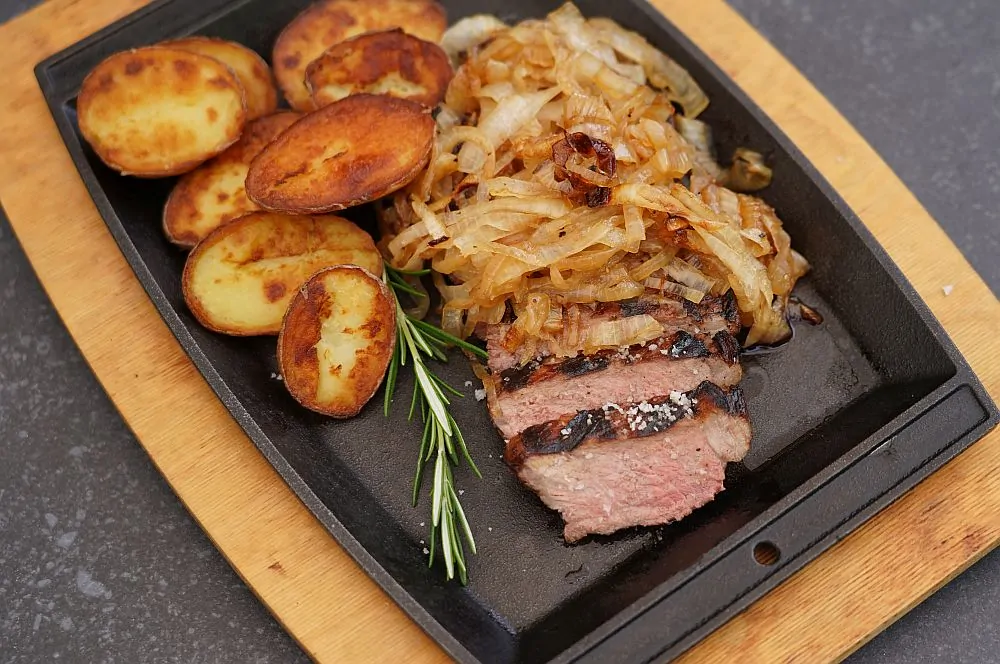 Rumpsteak mit Whiskyzwiebeln und Röstkartoffeln