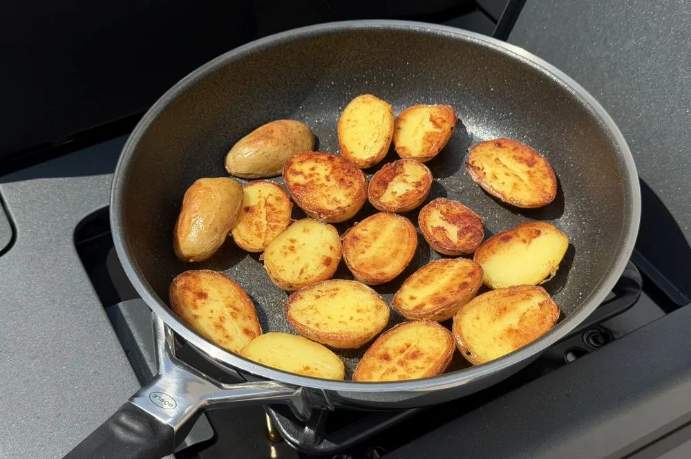Die vorgekochten Kartoffeln werden angebraten