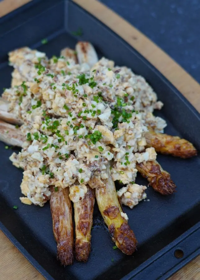 Spiegeleier-Salat auf gebratenem Spargel