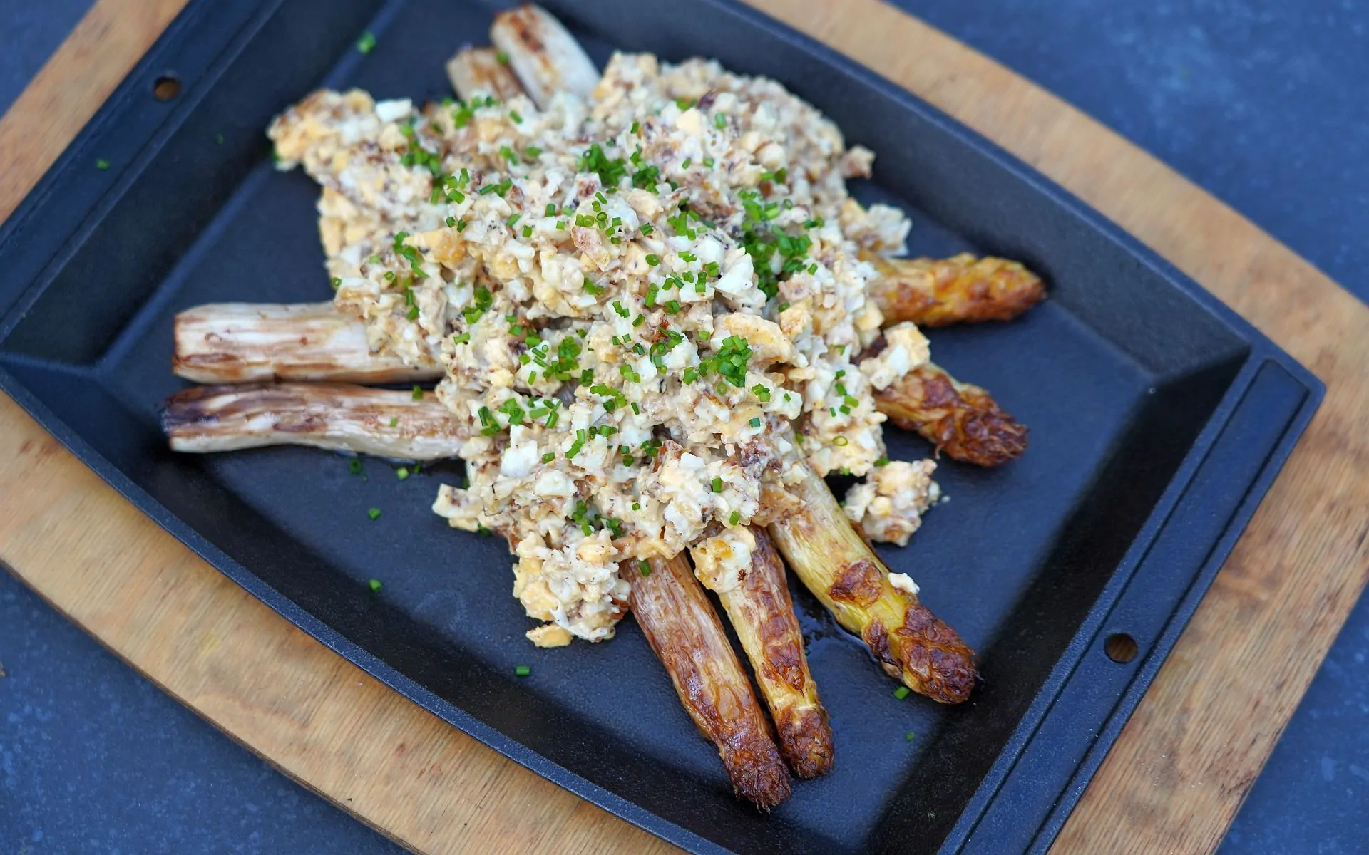 Spiegeleier-Salat auf gebratenem Spargel