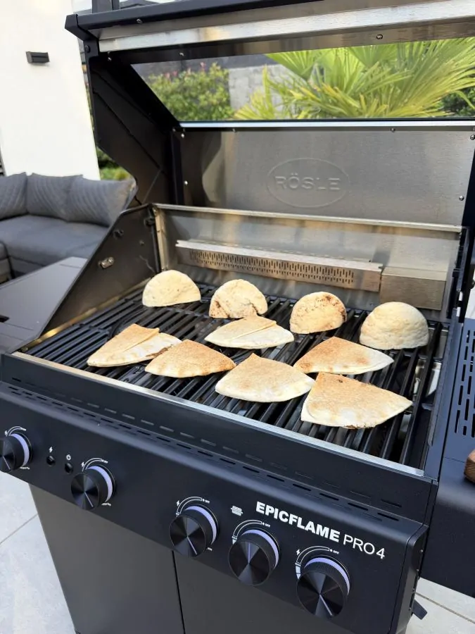 Die gefüllten Fladenbrote werden auf dem Rösle EPICFLAME Pro 4 gegrillt