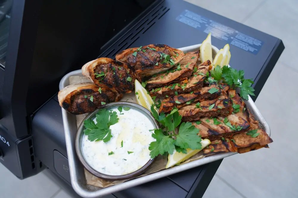 Arayes sind mit Hackfleisch gefüllte Fladenbrote vom Grill