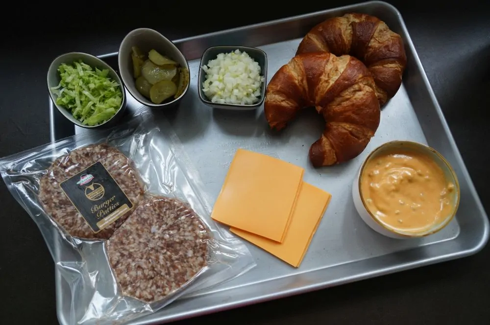 Alle Zutaten für das Big Mac Smashburger Croissant auf einen Blick