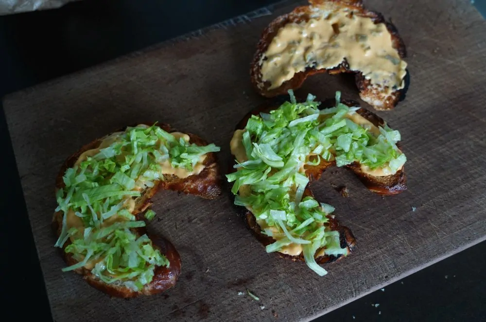 Die Croissants werden mit Big Mac Sauce bestrichen