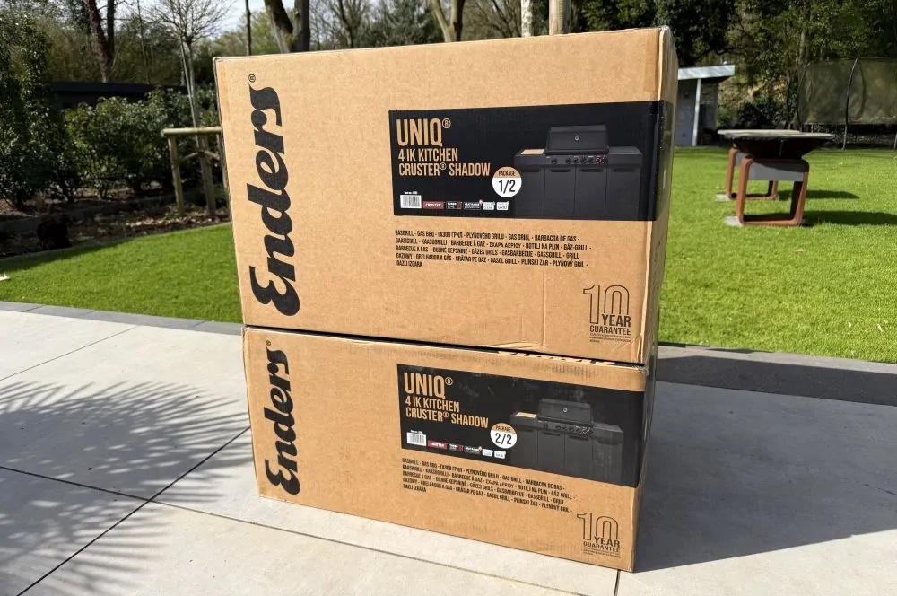 Der Enders UNIQ 4 IK Kitchen Cruster Shadow wird in zwei Kartons geliefert
