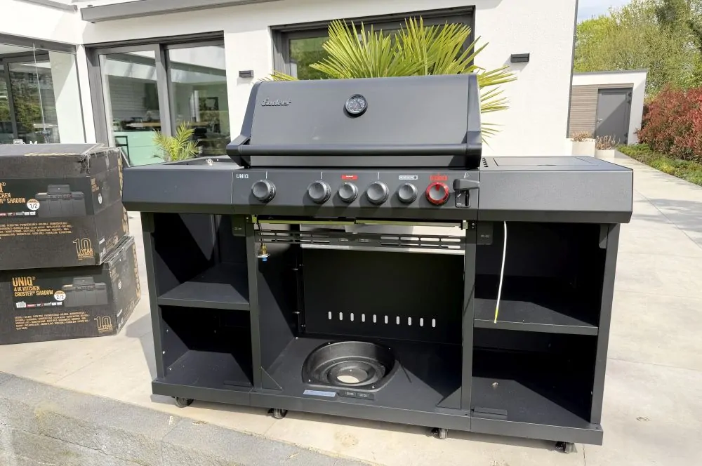 Die Grillkammer wird auf den Unterschrank aufgesetzt