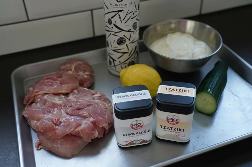 Alle Zutaten für Gyros-Hähnchenspieße mit Tzatziki auf einen Blick