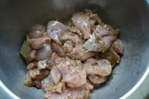 Marinierte Hähnchenwürfel mit Gewürzen und Knoblauch in einer Schüssel für Gyros-Hähnchenspieße