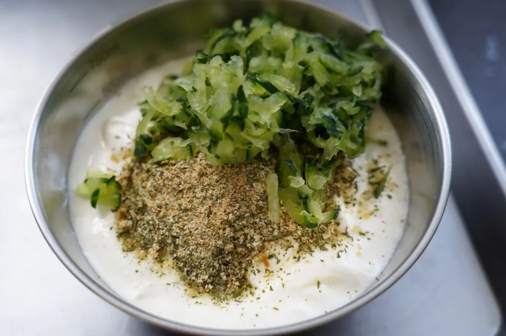 Das Tzatziki wird angerührt