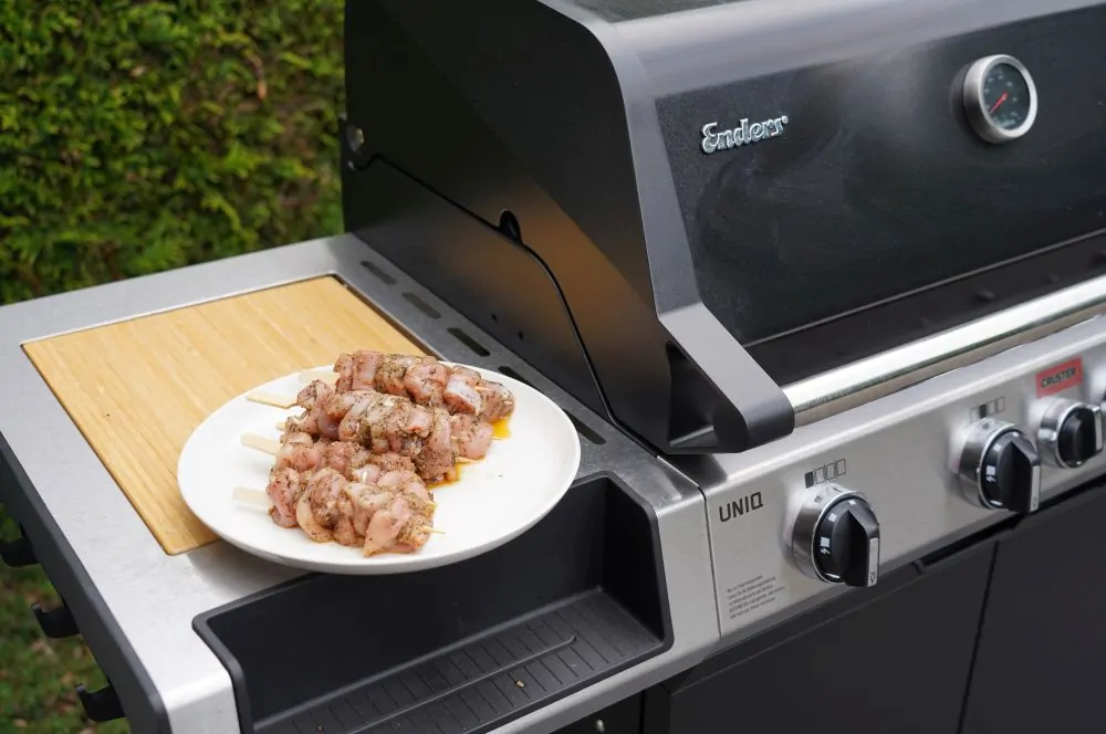 Gegrillt wird auf dem Enders UNIQ 4 IK Cruster Gasgrill