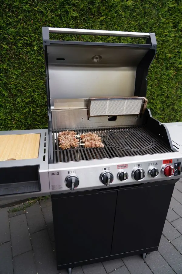 Die Gyros-Hähnchenspieße werden bei mittlerer Hitze gegrillt