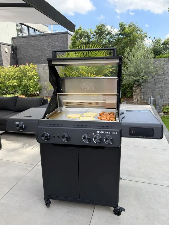 Die Mais-Käse-Tacos und das Hähnchen wird parallel gegrillt