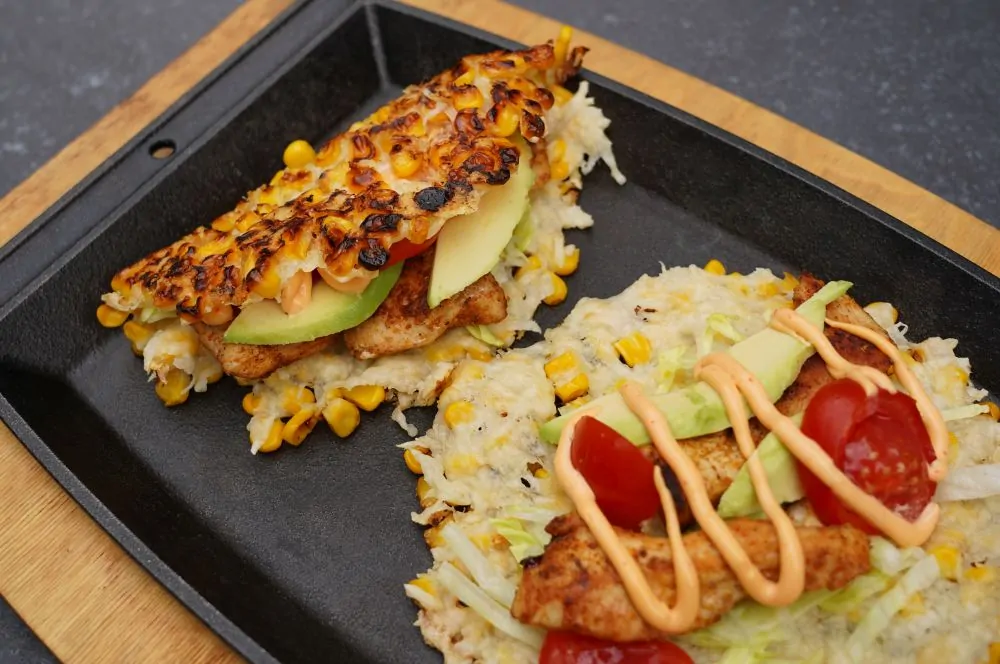 Die Mais-Käse-Tacos mit Hähnchen sind fertig
