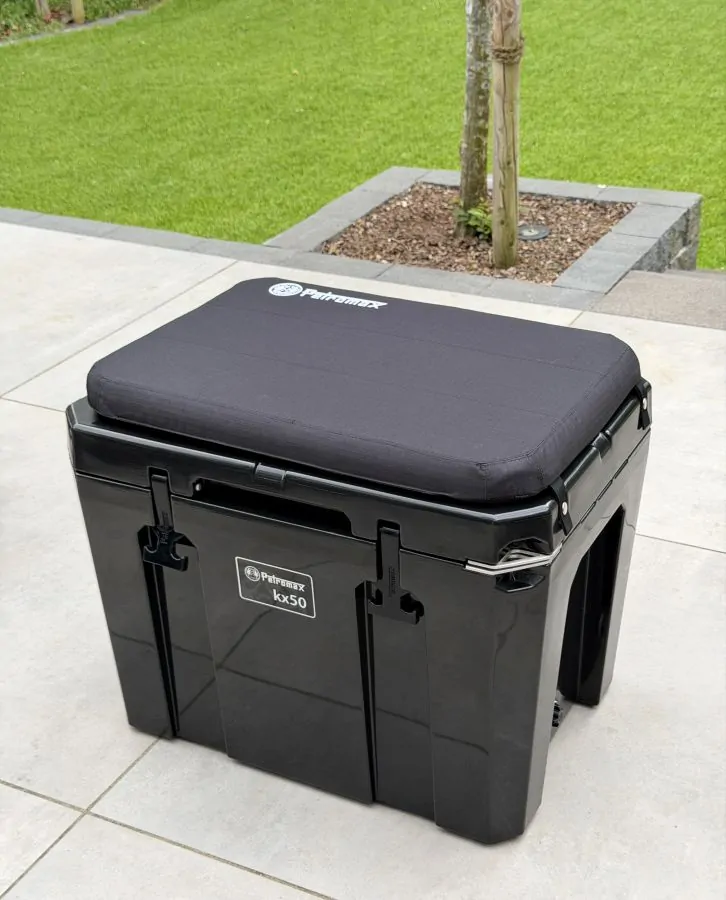 Petromax Black Edition: Feuer, Stil und Funktion 4 Petromax kx50 Kühlbox mit Sitzkissen