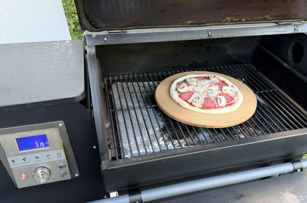 Der Pizzastein sollte ca. 30 Minuten aufgeheizt werden