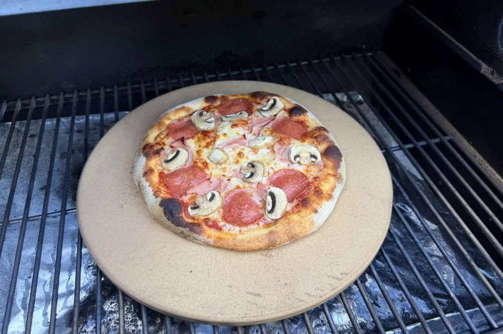 Die Pizza braucht etwa 8-9 Minuten im Pelletgrill