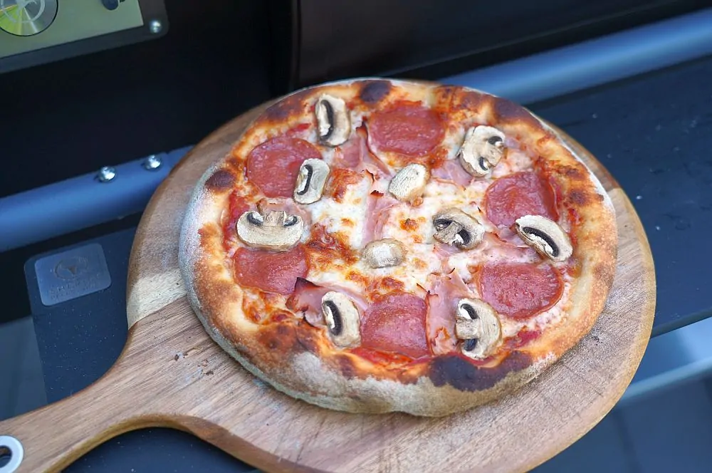 Knusprige Pizza vom Pelletgrill