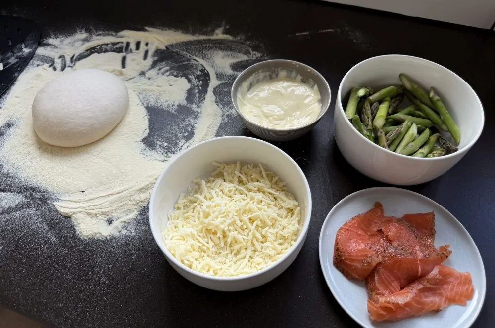 Alle Zutaten für die Spargel-Pizza auf einen Blick