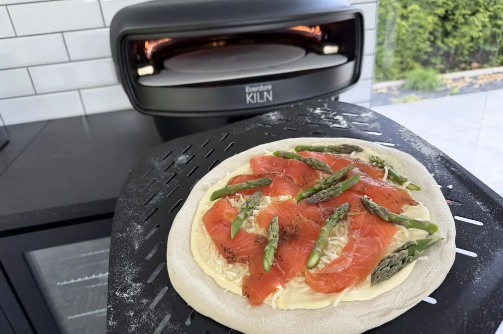 Die Spargel-Pizza ist bereit für den Pizzaofen