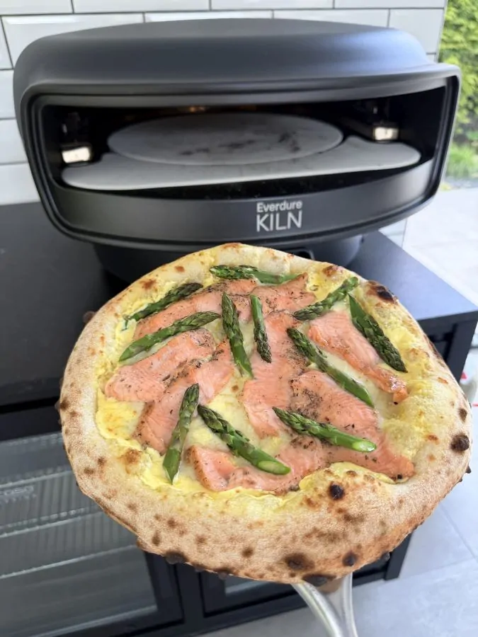Die Spargel-Lachs-Pizza braucht nur rund eine Minute im Pizzaofen