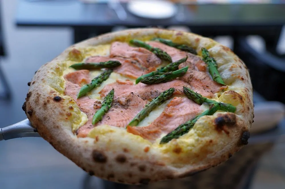 Die Lachs-Spargel-Pizza ist fertig