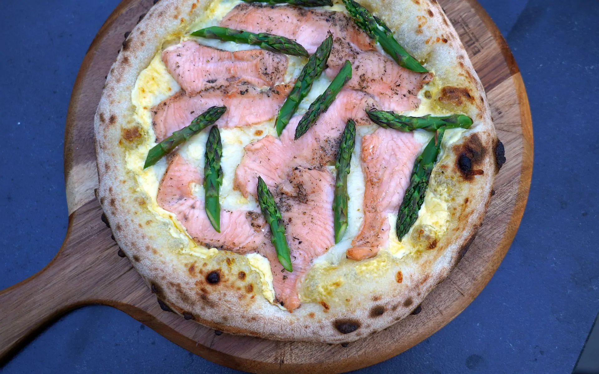 Spargel-Pizza mit Lachs und Sauce Hollandaise