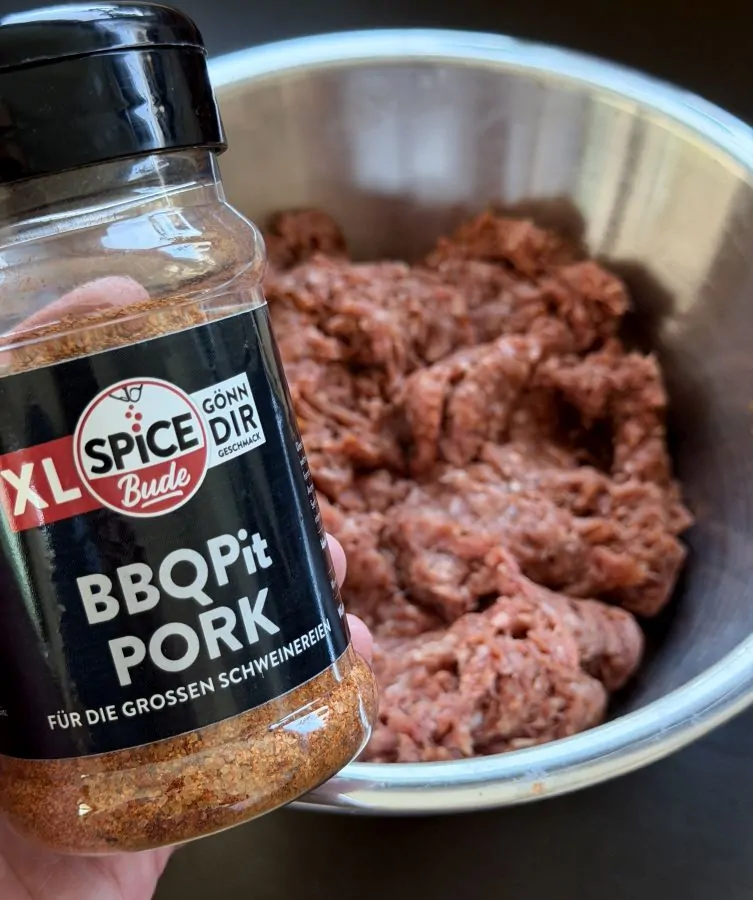 Das Hackfleisch wird gewürzt