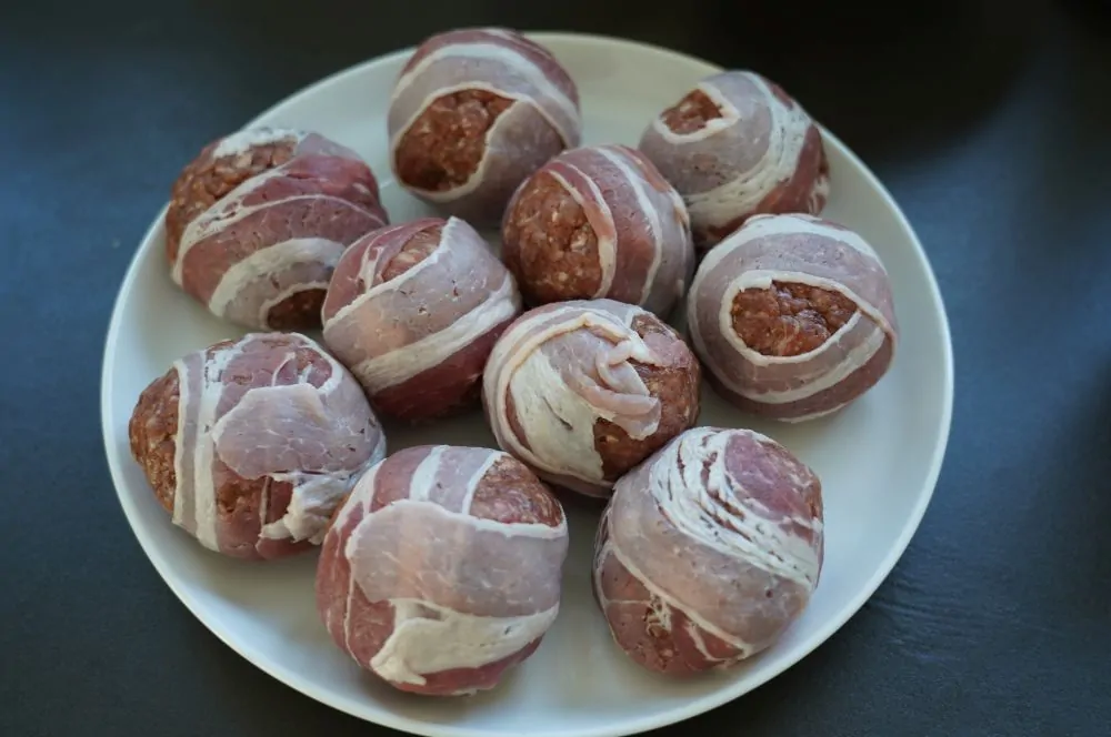 Die Cordon Bleu Moink Balls sind bereit für den Grill