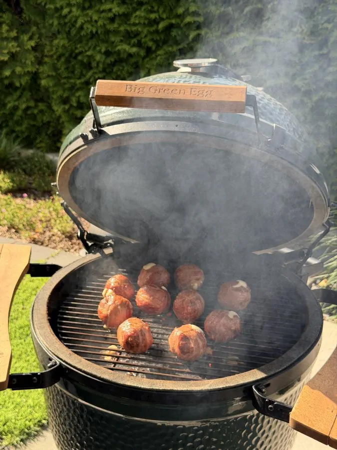 Die Cordon Bleu Moink Balls werden indirekt gegrillt