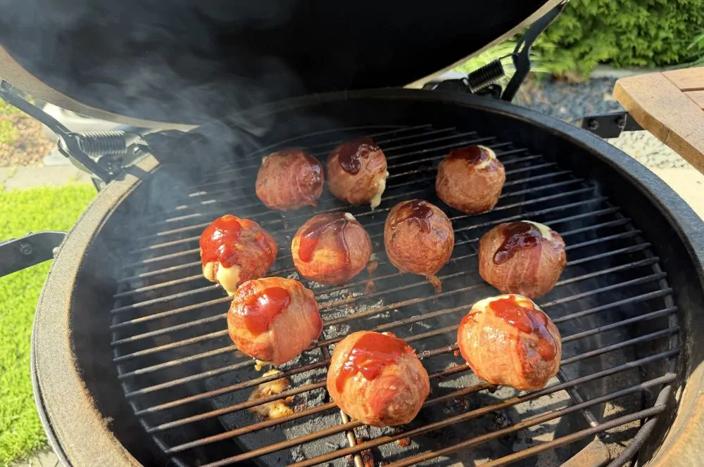 Die Cordon Bleu Moink Balls werden mit BBQ-Sauce glasiert