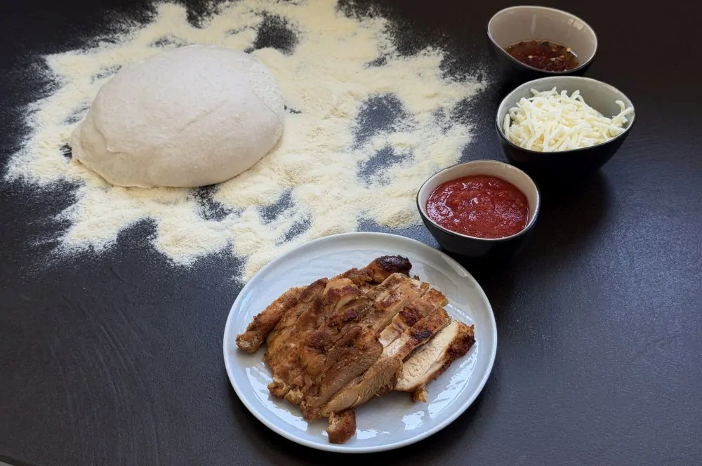 Alle Zutaten für die Hot Honey Chicken Pizza auf einen Blick