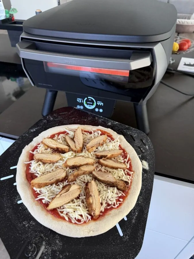 Die Chicken-Pizza wird im Witt eGnite Pizzaofen gebacken