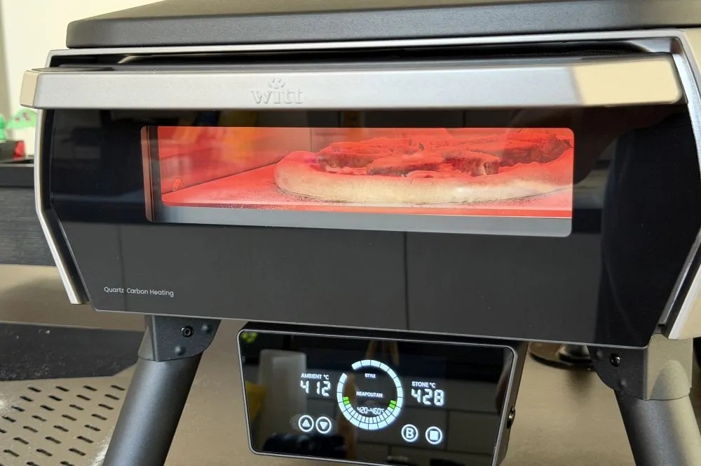 Gebacken wird im Witt Pizzaofen eGnite 13" Control