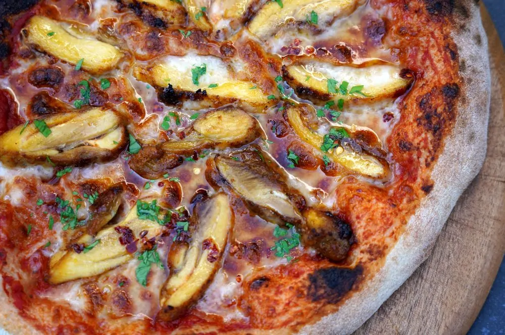 Zum Schluss kommt Hot Honey auf die Pizza